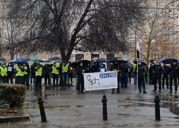 VIDEO. Protest al polițiștilor și polițiștilor de penitenciare în fața Prefecturii Bihor față de înghețarea salariilor