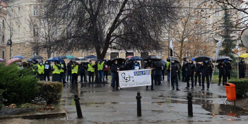 VIDEO. Protest al polițiștilor și polițiștilor de penitenciare în fața Prefecturii Bihor față de înghețarea salariilor