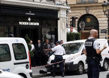Suspect implicat în jefuirea cu topoare și ciocane a unei bijuterii din Paris, prins în România | Grupul de tâlhari a furat ceasuri de peste UN MILION de euro