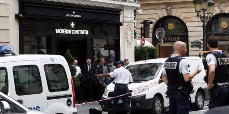 Suspect implicat în jefuirea cu topoare și ciocane a unei bijuterii din Paris, prins în România | Grupul de tâlhari a furat ceasuri de peste UN MILION de euro