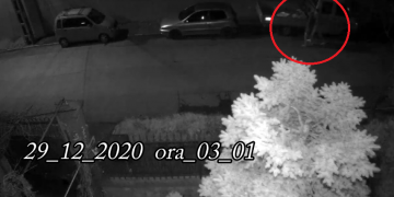 VIDEO. Doi tineri filmați, în toiul nopții, pe o stradă din Oradea, când verificau portierele unor mașini