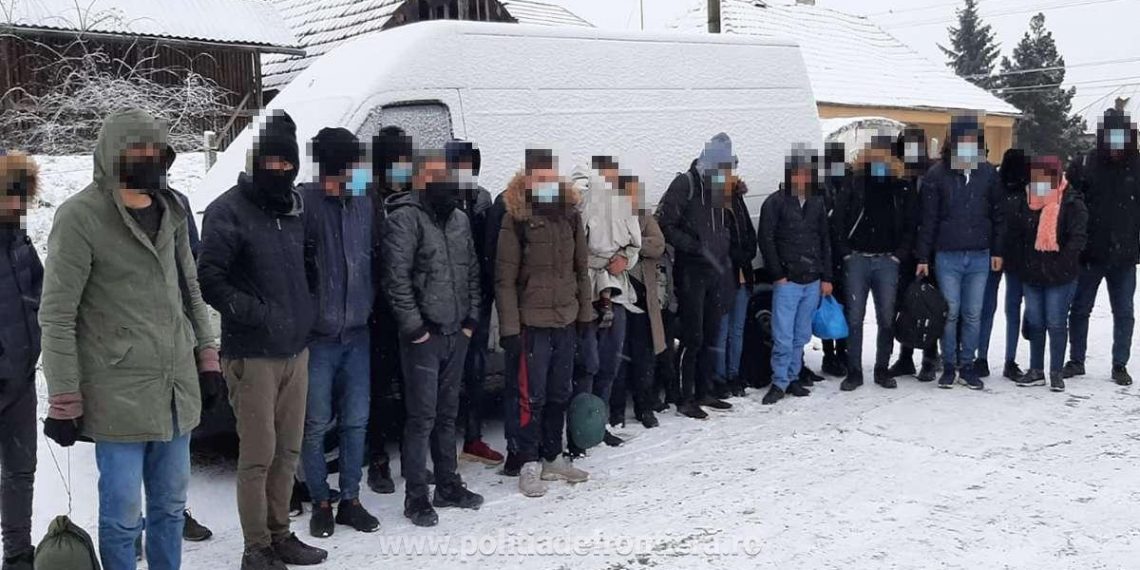 CAPTURĂ la granița cu Ungaria | Zeci de transfugi, PRINȘI într-o autoutilitară, lângă Valea lui Mihai