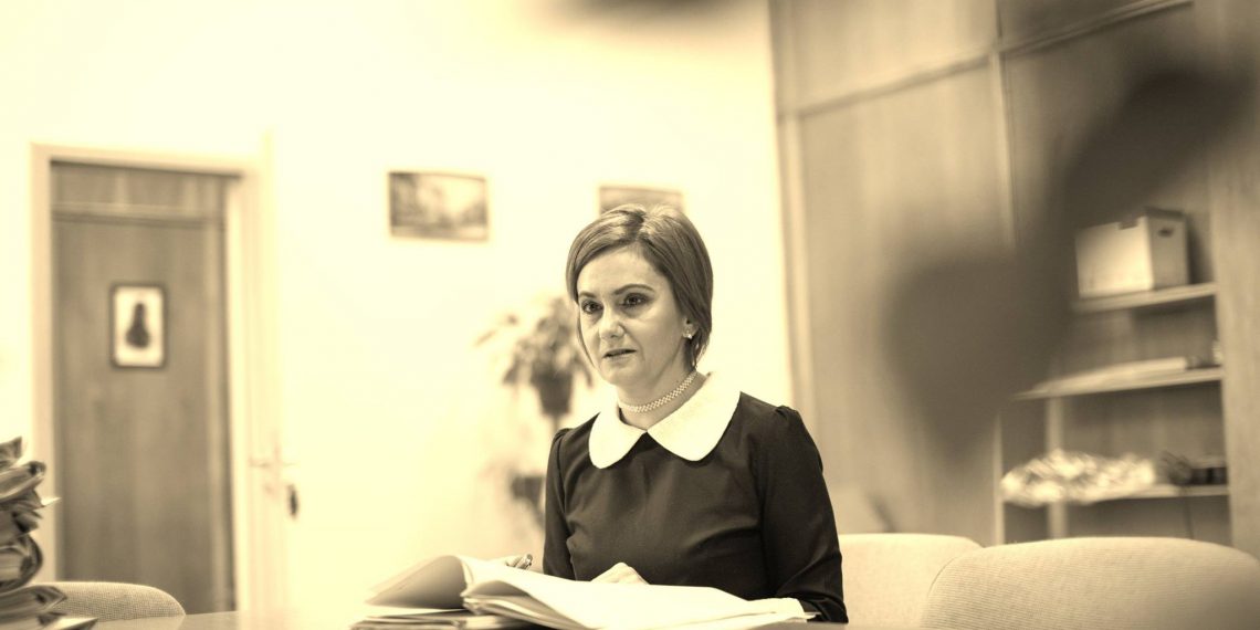 Judecătoarea Adriana Stoicescu, la INTERVIURILE BihorJust: ”Șansa mea a fost un infractor care a avut tăria să spună “NU” ofertei de reducere a pedepsei în schimbul capului meu”