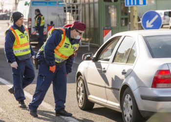 Doi români, EXPULZAȚI din Ungaria pentru trafic de persoane | Unul dintre ei a fost prins în punctul de trecere Ártánd-Borş