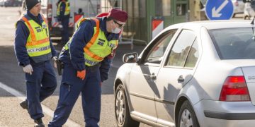 Doi români, EXPULZAȚI din Ungaria pentru trafic de persoane | Unul dintre ei a fost prins în punctul de trecere Ártánd-Borş