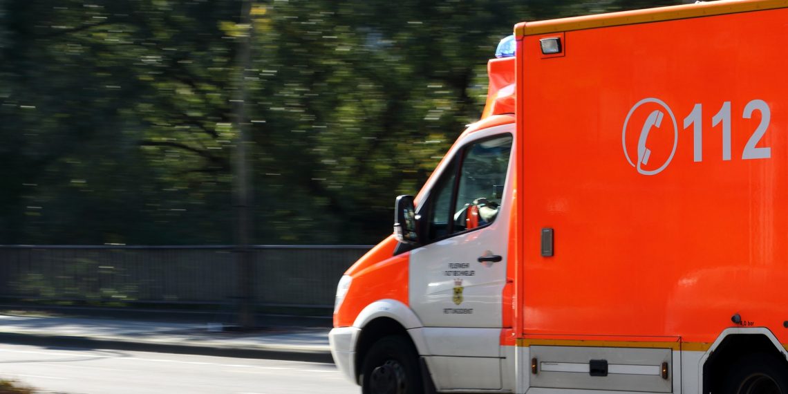 Șoferul unei ambulanțe private a rămas fără permis după ce a fost prin conducând cu 142 km/h