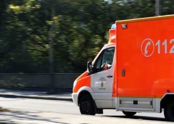 Șoferul unei ambulanțe private a rămas fără permis după ce a fost prin conducând cu 142 km/h