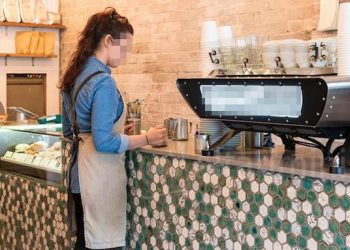 Barmaniță AMENDATĂ cu 2.000 de lei pentru că a servit un client în interiorul unui local