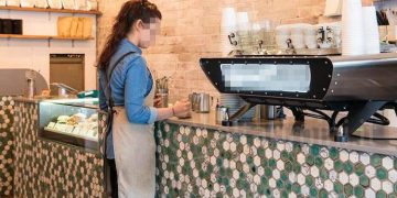 Barmaniță AMENDATĂ cu 2.000 de lei pentru că a servit un client în interiorul unui local