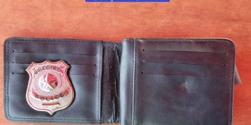 Metoda ”Maradona” | Doi falși polițiști, prinși cu ajutorul Poliției din Oradea, după ce au înșelat un bătrân de 83 de ani