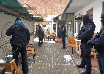 Notar BĂTUT de clienți nemulțumiți | Biroul a fost devastat