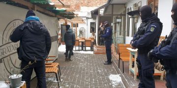 Notar BĂTUT de clienți nemulțumiți | Biroul a fost devastat