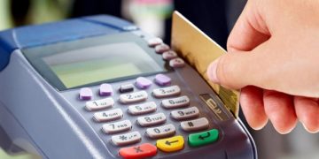 Tupeu de hoț: în 10 minute a făcut cumpărături de 600 de lei cu un card furat | O plată a fost făcută într-un magazin din Oradea împânzit de camere video