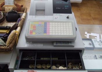 Directoare de magazin din Oradea, suspectată că ar fi furat 22.000 de lei din casa de marcat