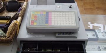 Directoare de magazin din Oradea, suspectată că ar fi furat 22.000 de lei din casa de marcat