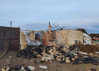 Doi copii și părinții lor, rămași FĂRĂ CASĂ în urma unui incendiu | APEL UMANITAR pentru sprijinirea familiei