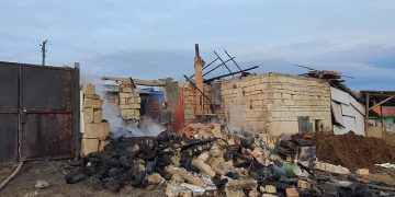 Doi copii și părinții lor, rămași FĂRĂ CASĂ în urma unui incendiu | APEL UMANITAR pentru sprijinirea familiei