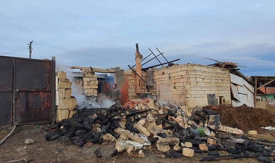 Doi copii și părinții lor, rămași FĂRĂ CASĂ în urma unui incendiu | APEL UMANITAR pentru sprijinirea familiei