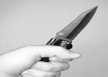 Îngrijitoare din România, arestată în Austria pentru un atac cu cuțitul | „A vrut să scoată diavolul din ea”