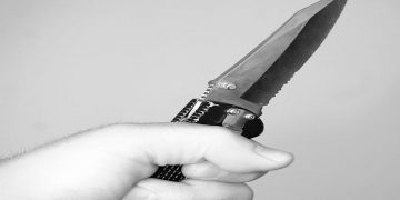 Îngrijitoare din România, arestată în Austria pentru un atac cu cuțitul | „A vrut să scoată diavolul din ea”