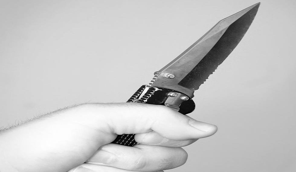 Îngrijitoare din România, arestată în Austria pentru un atac cu cuțitul | „A vrut să scoată diavolul din ea”