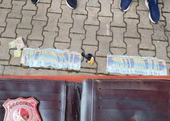 Ce le spuneau victimelor falșii ofițeri DIICOT prinși cu ajutorul polițiștilor din Oradea: ”Poștașul v-a adus pensia cu bani falși. Și a fost arestat”