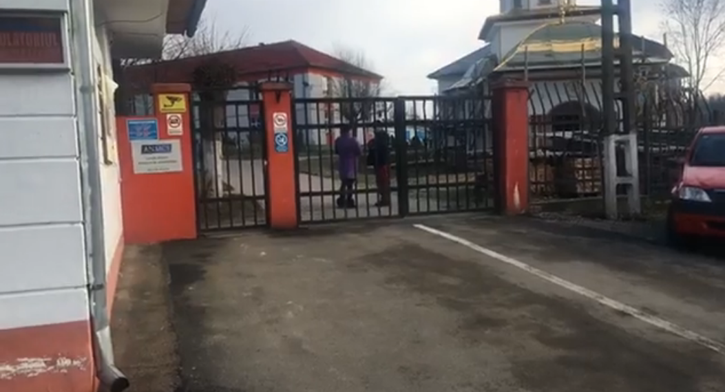 O angajată de la Spitalul de Neuropsihiatrie din Ștei, ÎNJUNGHIATĂ în spate de un bolnav psihic