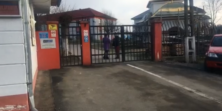 O angajată de la Spitalul de Neuropsihiatrie din Ștei, ÎNJUNGHIATĂ în spate de un bolnav psihic