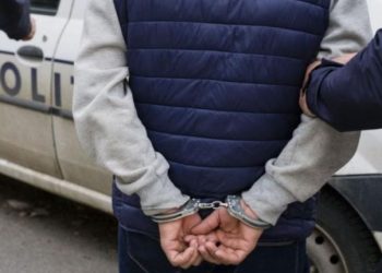 Locatarii unei locuințe improvizate din Oradea, TÂLHĂRIȚI  de doi tineri | Le-au furat tot ce au avut, inclusiv țigările