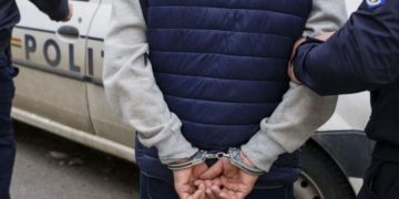 Locatarii unei locuințe improvizate din Oradea, TÂLHĂRIȚI  de doi tineri | Le-au furat tot ce au avut, inclusiv țigările