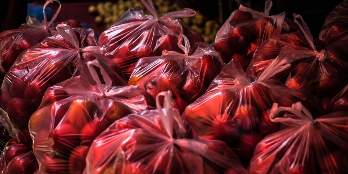 Reducerea poluării îi costă pe clienți | Lidl scumpește pungile ca să lupte cu poluarea