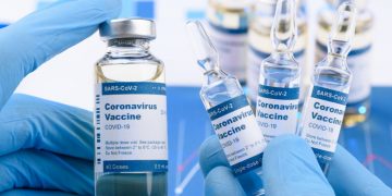 Persoanele vaccinate nu vor mai fi carantinate dacă intră în contact direct cu un bolnav COVID-19