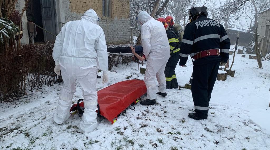 Femeie aflată în carantină, salvată de pompierii bihoreni după ce a căzut în casă