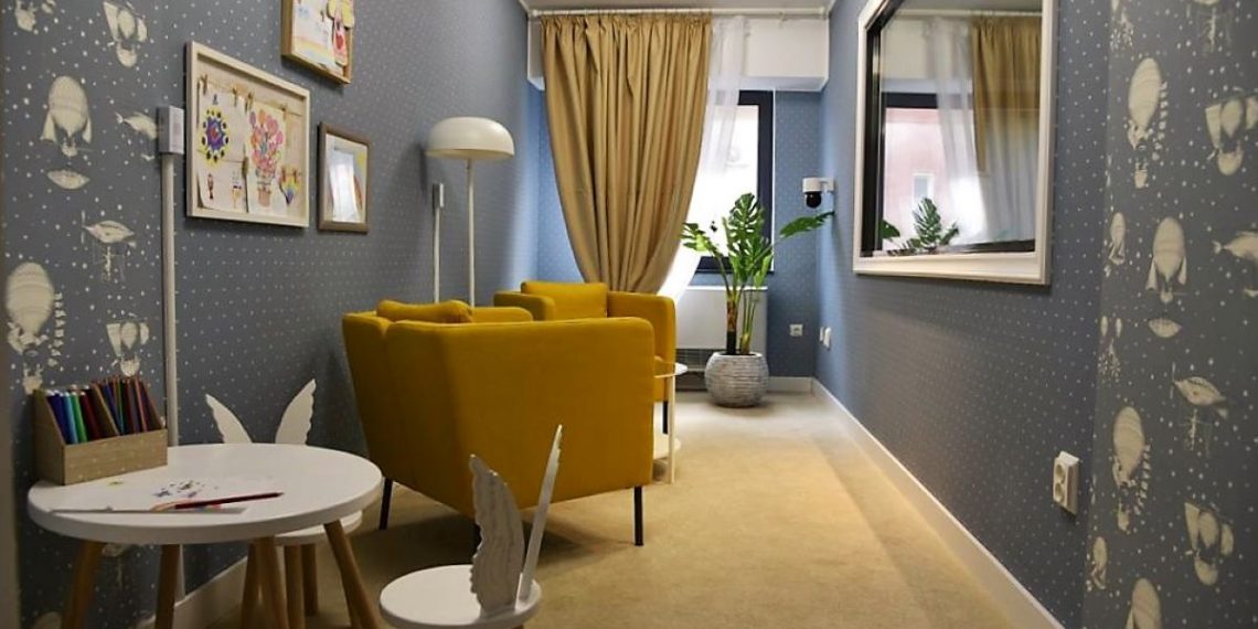 Cameră pentru AUDIEREA copiilor, amenajată în cadrul unui parchet | Este dotată cu camere robotice și sisteme de comunicare la distanță