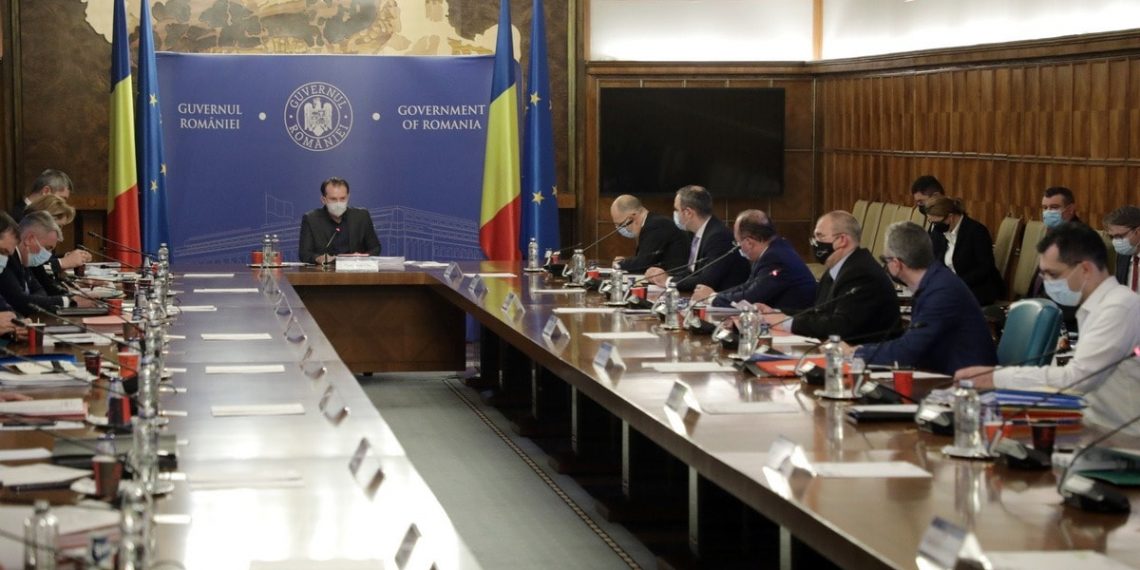 S-a decis | Îngheață pensiile, nu se mai dau vouchere de vacanță și dispar sporurile de 30% din prefecturi