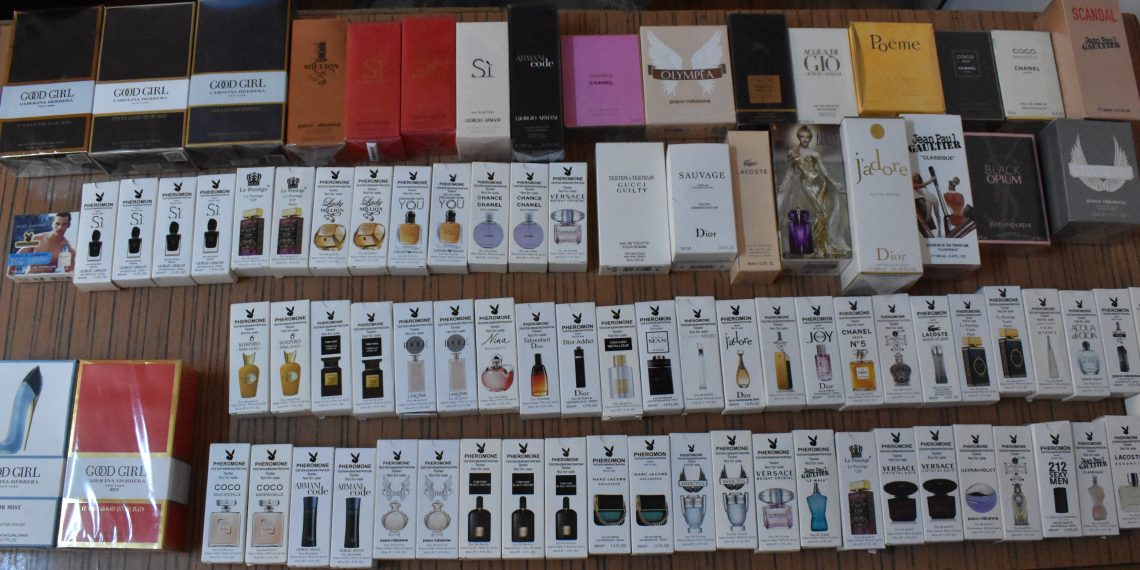 Parfumuri, produse cosmetice și articole vestimentare contrafăcute, confiscate în Piața 100