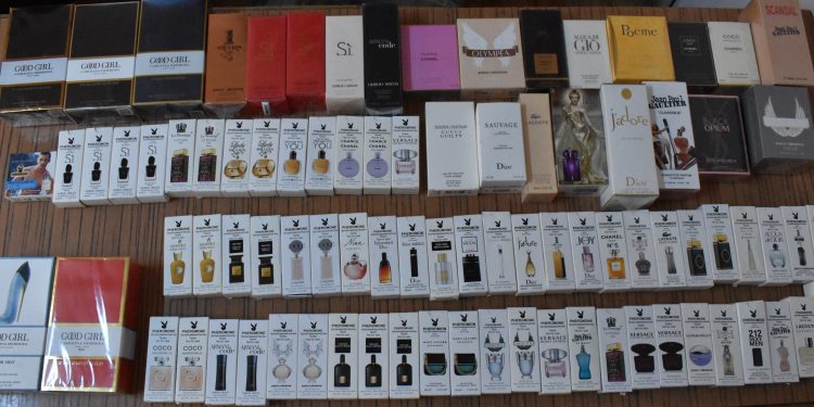 Parfumuri, produse cosmetice și articole vestimentare contrafăcute, confiscate în Piața 100