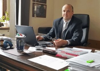 Directorul Colegiului ”Emanuil Gojdu” din Oradea, nemulțumit de împărțirea claselor a IX-a după principiul ”să trăiască toată lumea”: ”Inspectoratul Școlar ar trebui să joace rol de arbitru, nu să ia cuțitul și să taie”