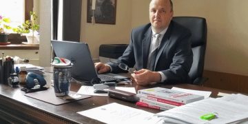 Directorul Colegiului ”Emanuil Gojdu” din Oradea, nemulțumit de împărțirea claselor a IX-a după principiul ”să trăiască toată lumea”: ”Inspectoratul Școlar ar trebui să joace rol de arbitru, nu să ia cuțitul și să taie”