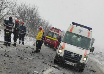 Accident grav pe DN76 | Un mort și trei răniți după ciocnirea unui autoturism cu un autotren