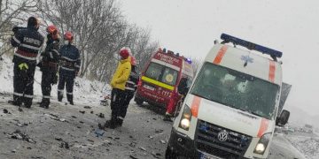 Accident grav pe DN76 | Un mort și trei răniți după ciocnirea unui autoturism cu un autotren