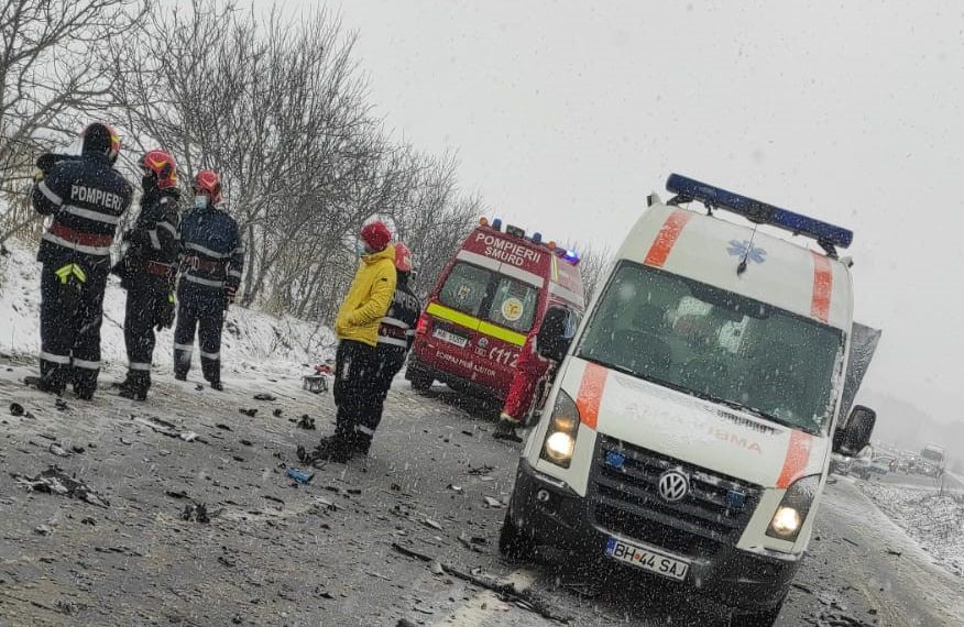 Accident grav pe DN76 | Un mort și trei răniți după ciocnirea unui autoturism cu un autotren