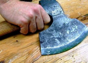 Cearta, motiv de CRIMĂ | Un bărbat și-a atacat vecinul cu o BARDĂ, iar altul a înjunghiat în piept un consătean