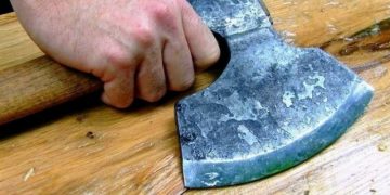 Cearta, motiv de CRIMĂ | Un bărbat și-a atacat vecinul cu o BARDĂ, iar altul a înjunghiat în piept un consătean