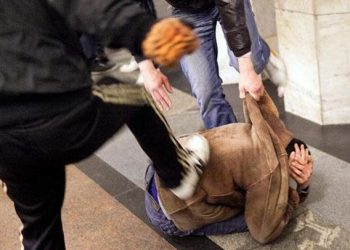 Patru orădeni implicați într-o bătaie CRUNTĂ într-un bar, trimiși la închisoare după 8 ani de la comiterea faptei | Și-au călcat victima cu picioarele pe cap