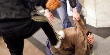 Patru orădeni implicați într-o bătaie CRUNTĂ într-un bar, trimiși la închisoare după 8 ani de la comiterea faptei | Și-au călcat victima cu picioarele pe cap