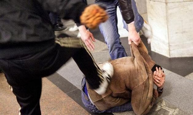 Patru orădeni implicați într-o bătaie CRUNTĂ într-un bar, trimiși la închisoare după 8 ani de la comiterea faptei | Și-au călcat victima cu picioarele pe cap