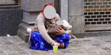 Doi bărbați, suspectați că plasau CERȘETORI lângă biserici din Bihor și Cluj, anchetați de DIICOT Oradea