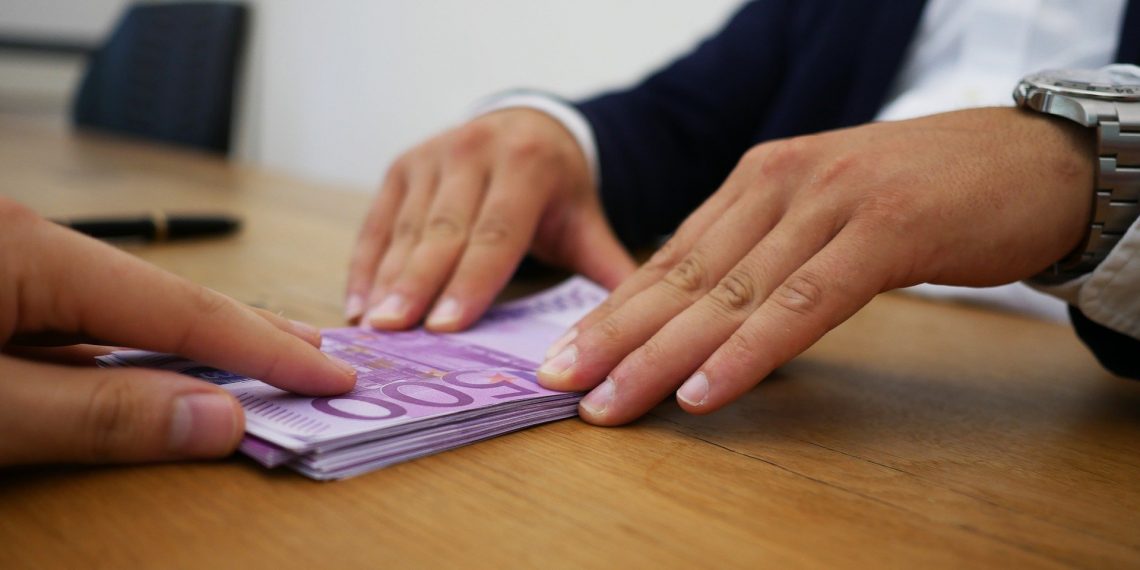 Dobânda URIAȘĂ pe care trebuie să o plătească un român pentru un credit de 180 de euro
