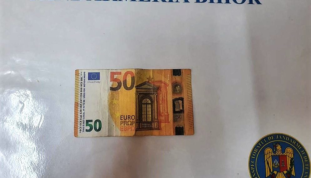 O nouă bancnotă de 50 de euro FALSĂ, descoperită în Oradea